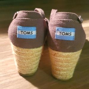 EUC Tom's wedge heel